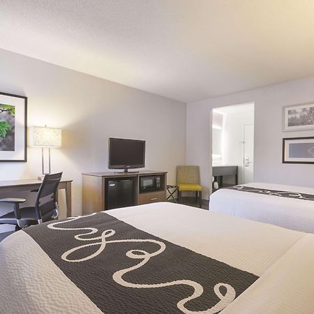 Отель La Quinta By Wyndham Hartford Bradley Airport Виндзор Локс Экстерьер фото