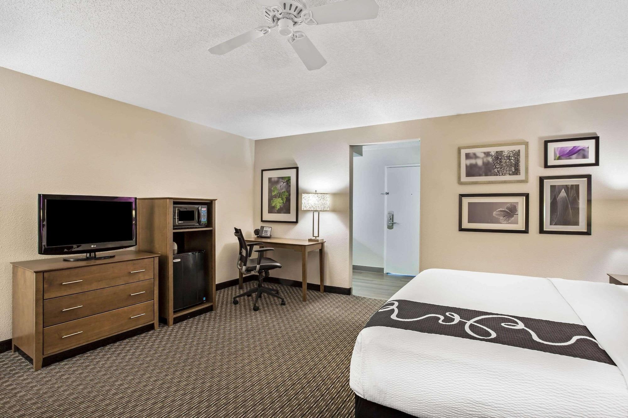 Отель La Quinta By Wyndham Hartford Bradley Airport Виндзор Локс Экстерьер фото