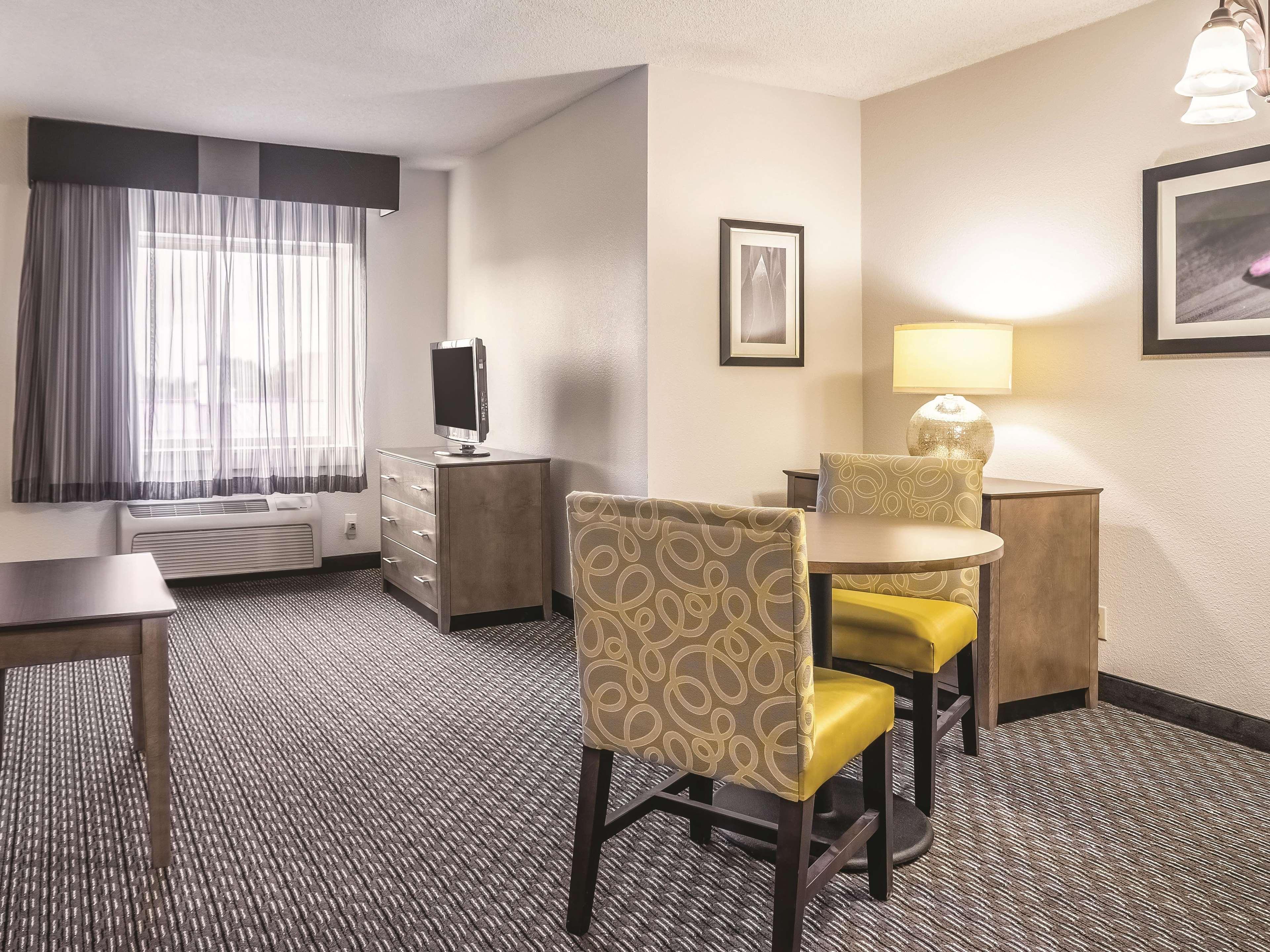 Отель La Quinta By Wyndham Hartford Bradley Airport Виндзор Локс Экстерьер фото