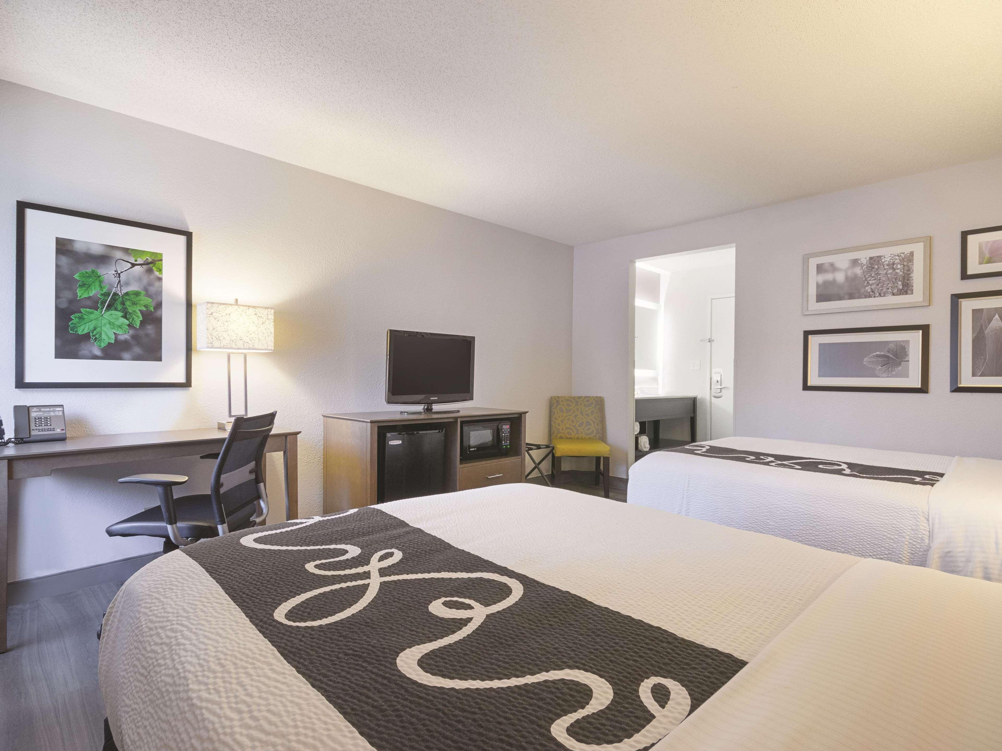 Отель La Quinta By Wyndham Hartford Bradley Airport Виндзор Локс Экстерьер фото