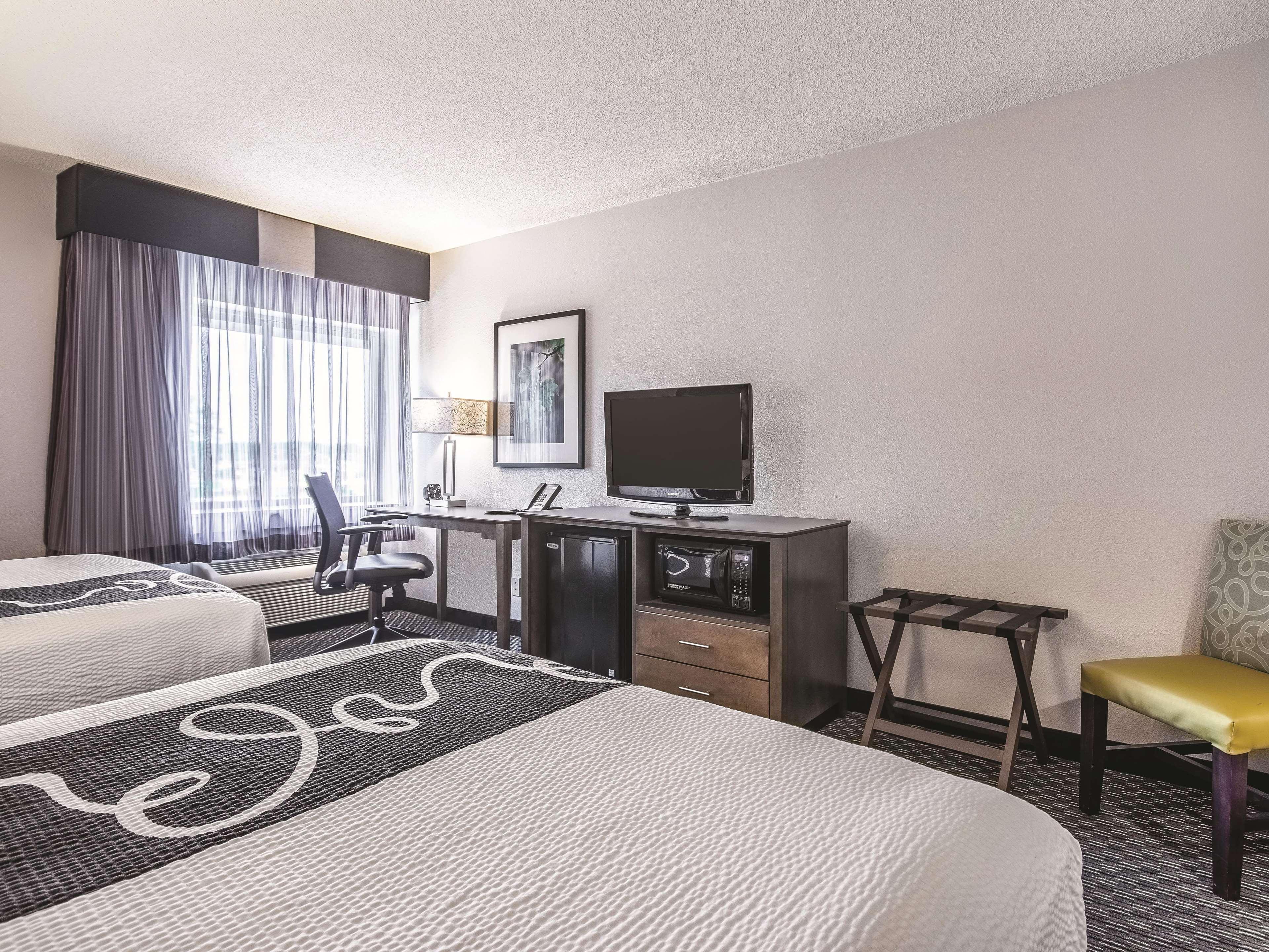 Отель La Quinta By Wyndham Hartford Bradley Airport Виндзор Локс Экстерьер фото
