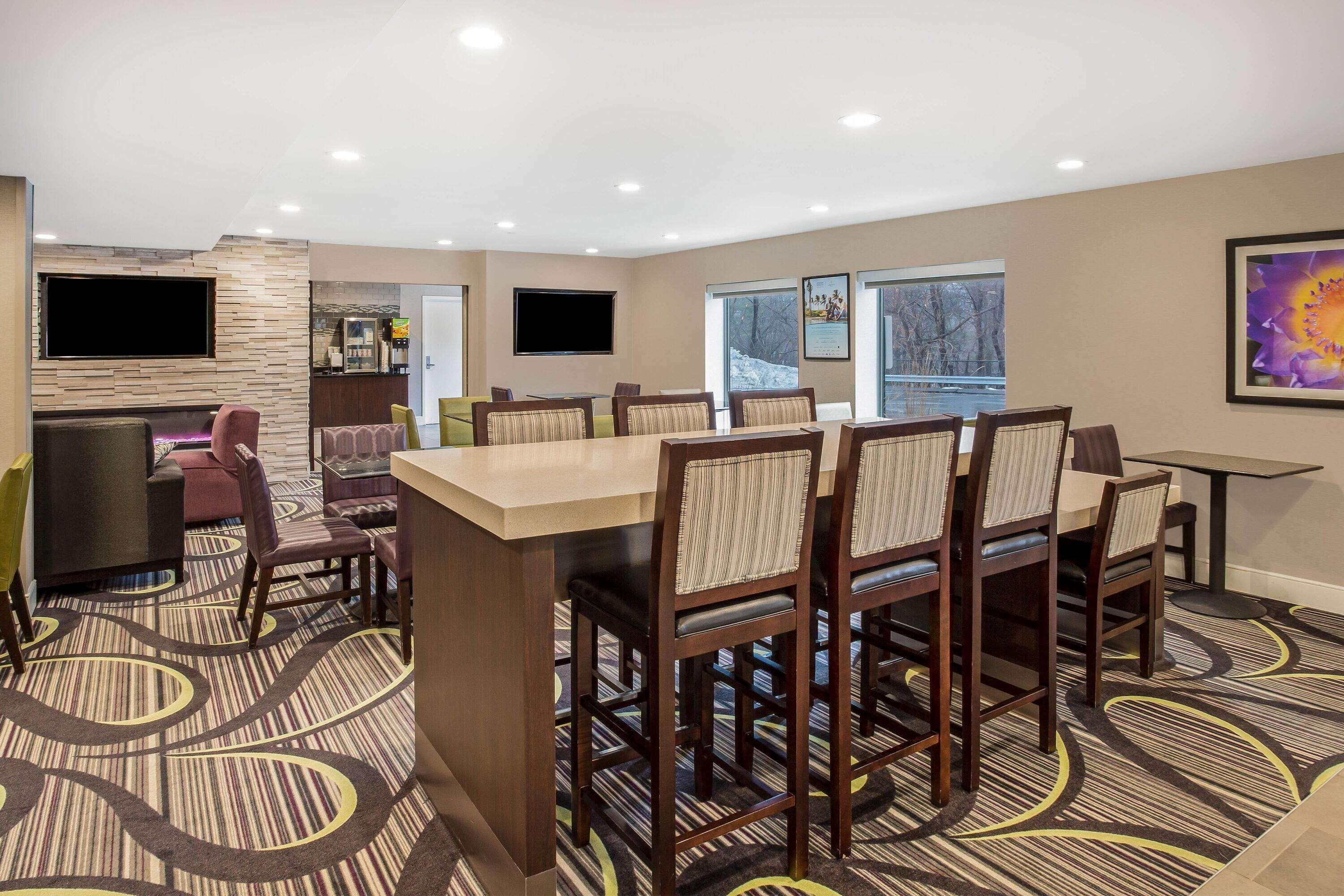Отель La Quinta By Wyndham Hartford Bradley Airport Виндзор Локс Экстерьер фото